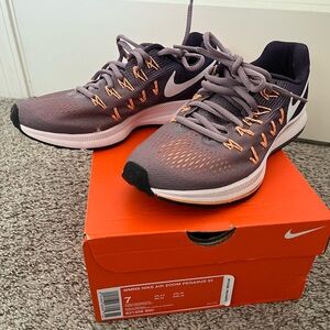 Nike Air Zoom Pegasus 33 Women Sneaker, Size 7, Brand new